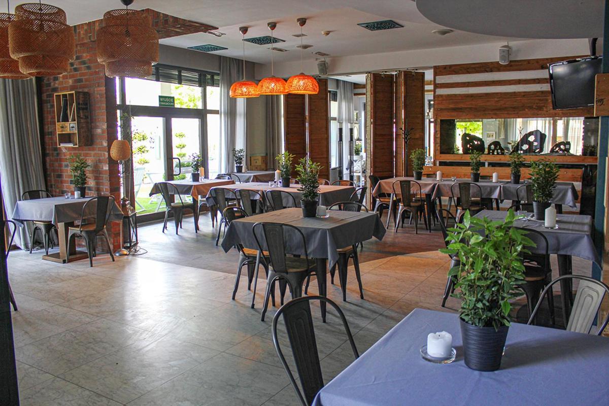 Willa Port Ostróda Exteriör bild Restaurant