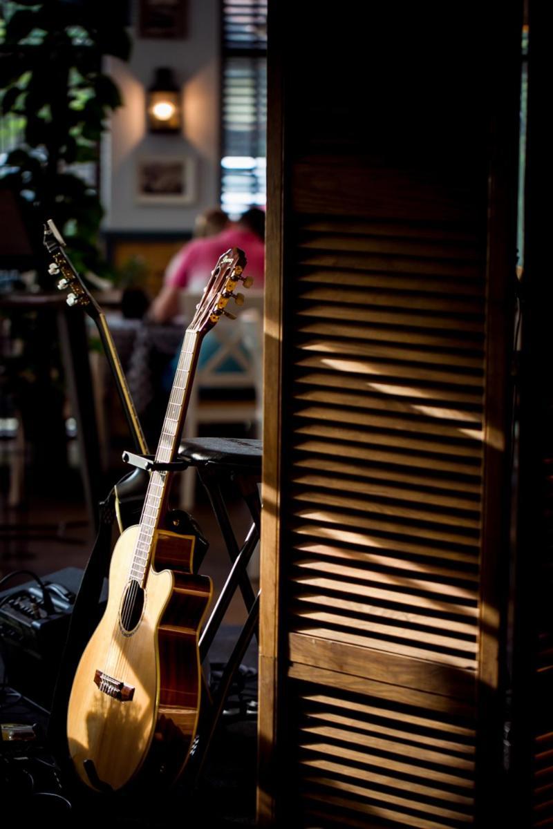 Willa Port Ostróda Exteriör bild A guitar in a stand