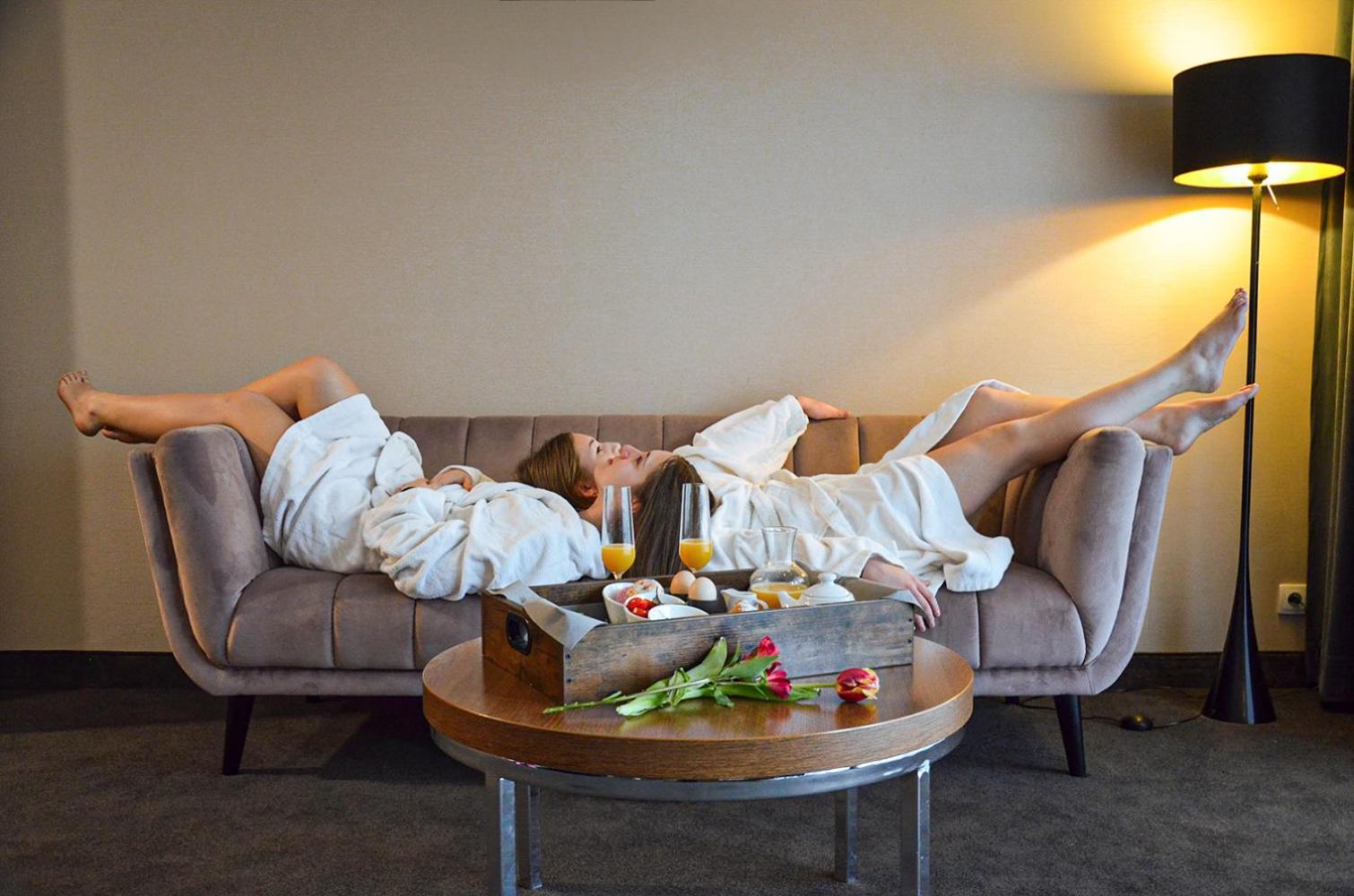 Willa Port Ostróda Exteriör bild A woman relaxing at a spa