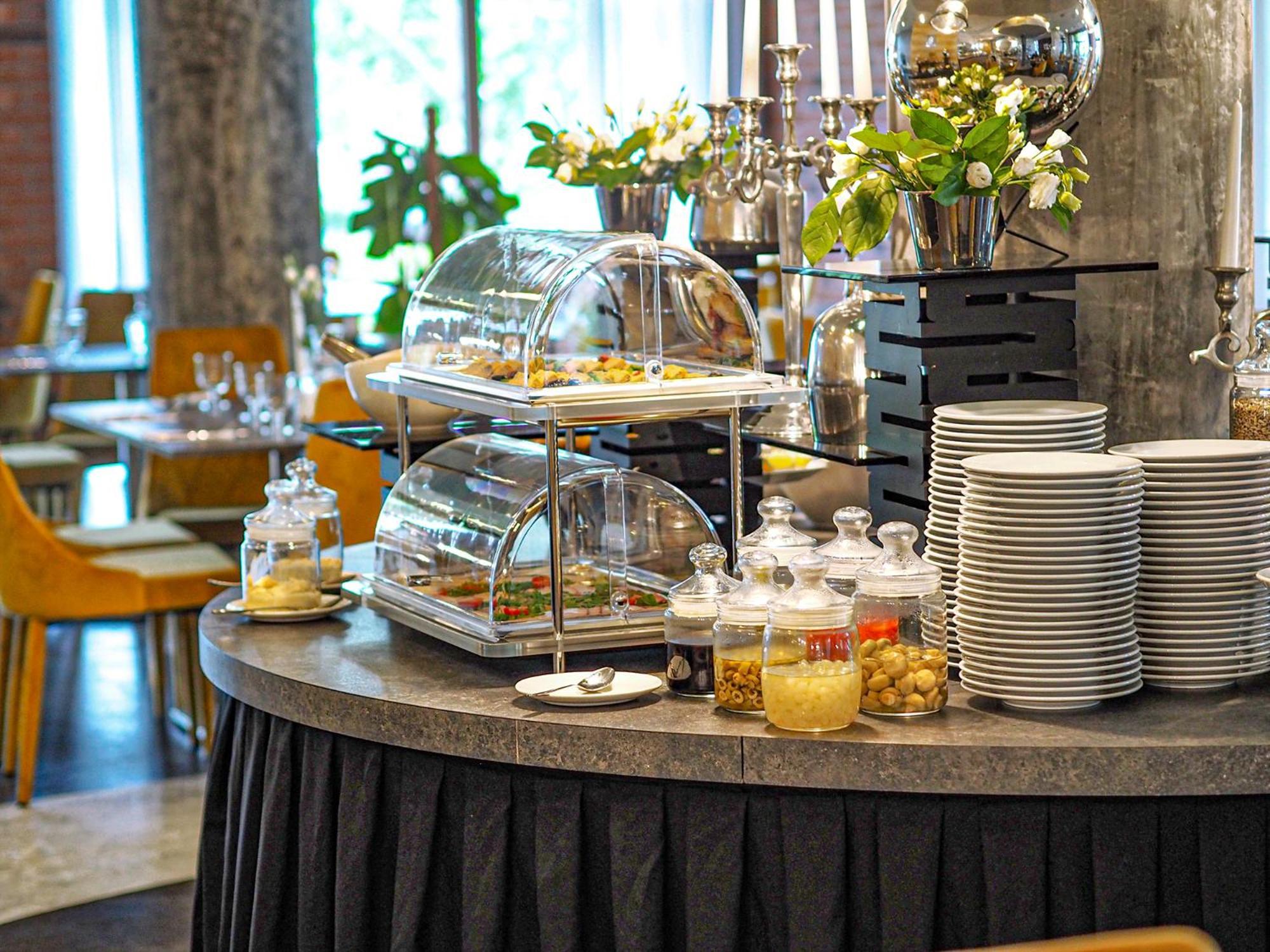 Willa Port Ostróda Exteriör bild A buffet at a hotel