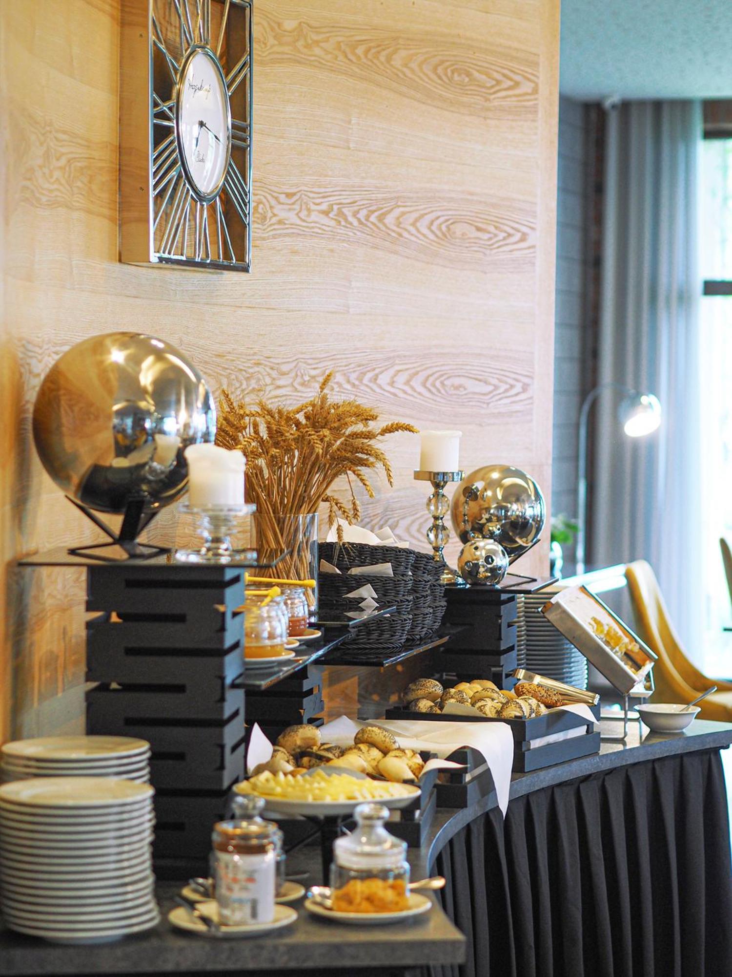 Willa Port Ostróda Exteriör bild A buffet at a hotel