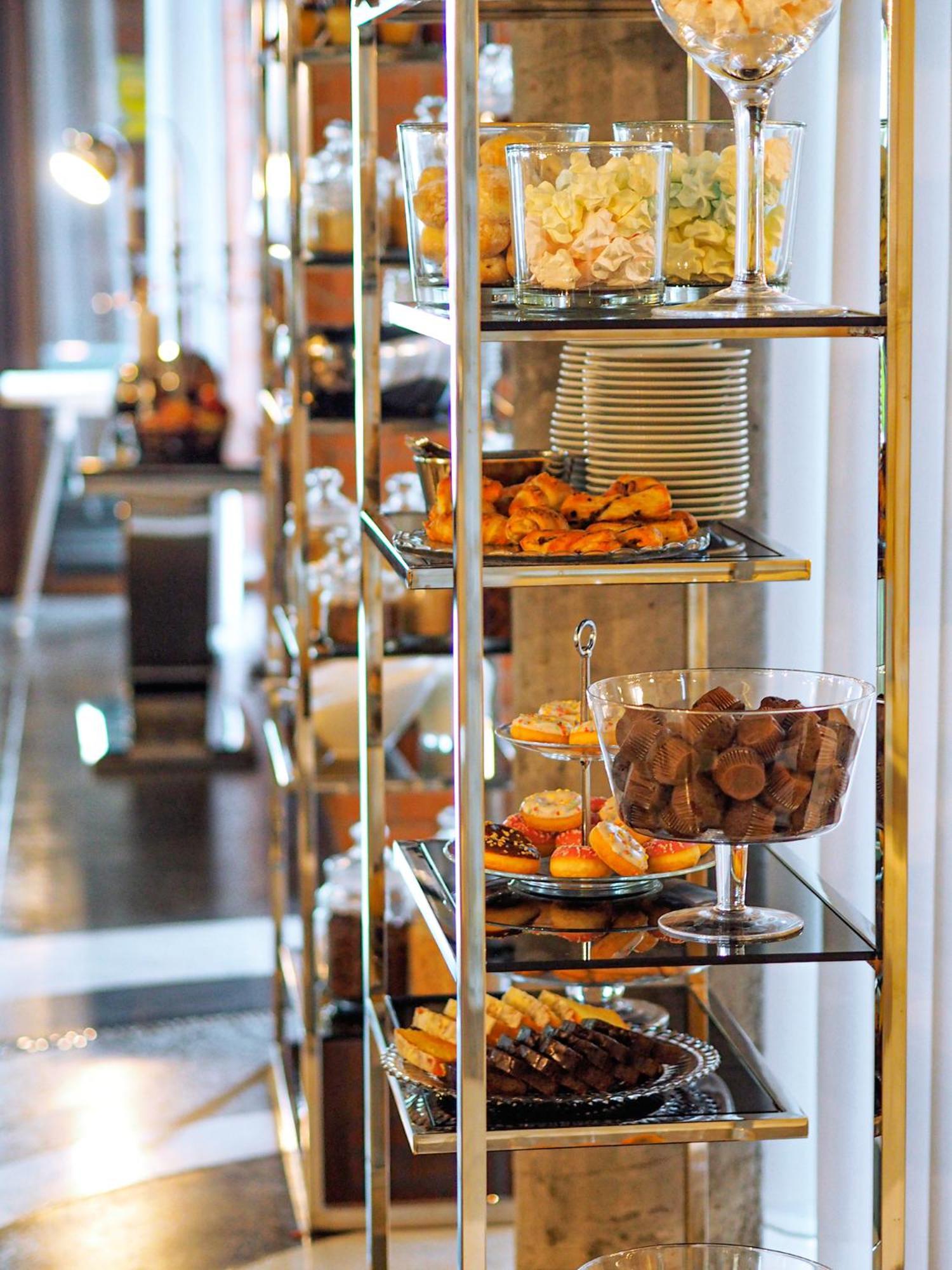 Willa Port Ostróda Exteriör bild A dessert cart