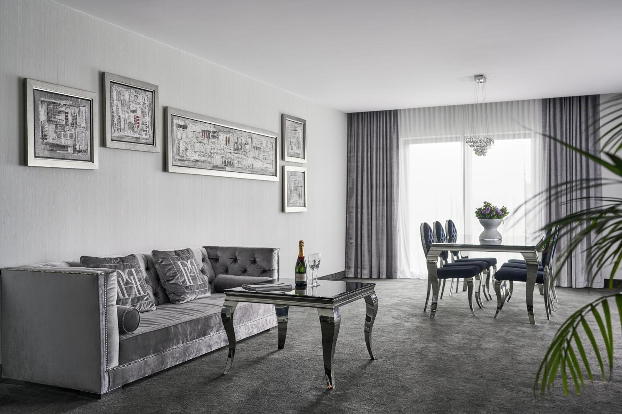 Willa Port Ostróda Exteriör bild A living room with a carpet floor